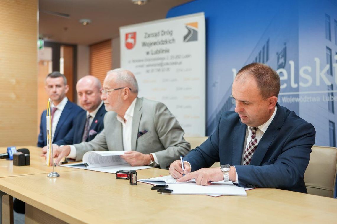 Umowa na budowę nowego mostu w miejscowości Nielisz przez rzekę Wieprz została podpisana 30 lipca. Fot. Urząd Marszałkowski w Lublinie