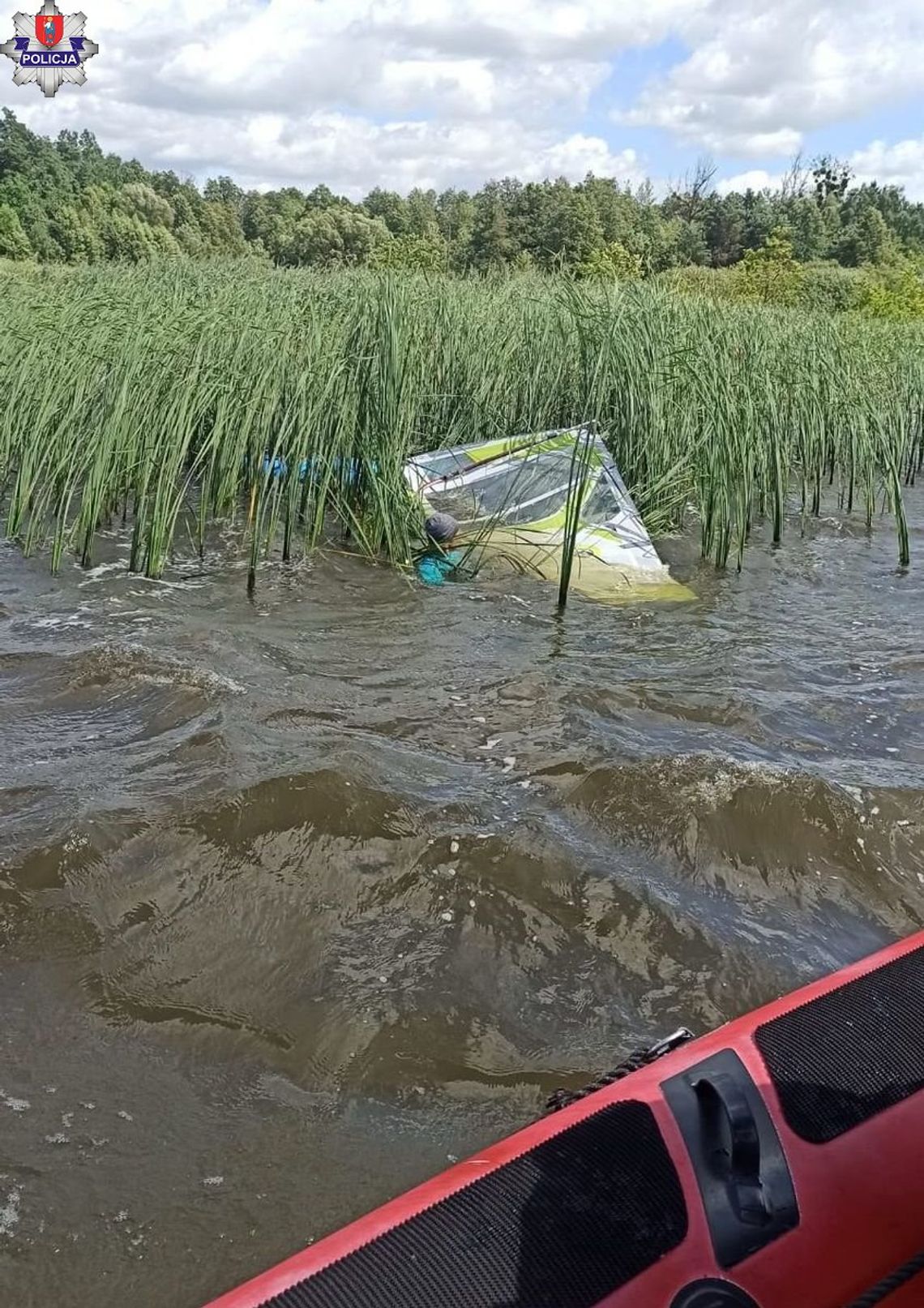 29 lipca policjanci z Nielisza z patrolu pełniącego służbę na wodzie zauważyli w zaroślach przewróconą deskę windsurfingową z żaglem, a obok niej w wodzie kobietę.