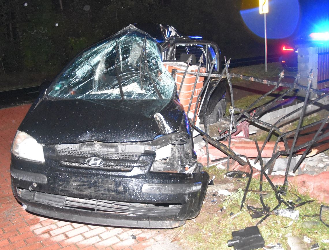 Niemirów: Kobieta wjechała w ogrodzenie