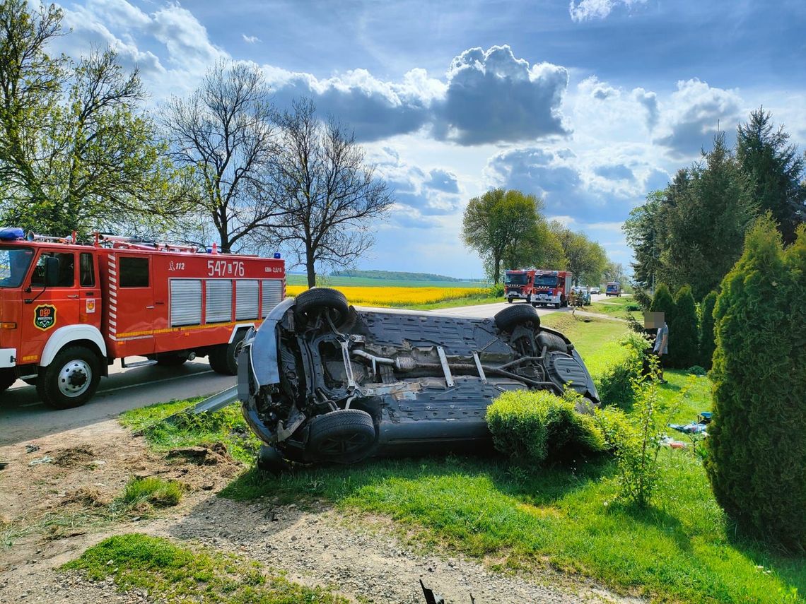 Cztery osoby trafiły do szpitala po dachowaniu Audi w Łubczu.