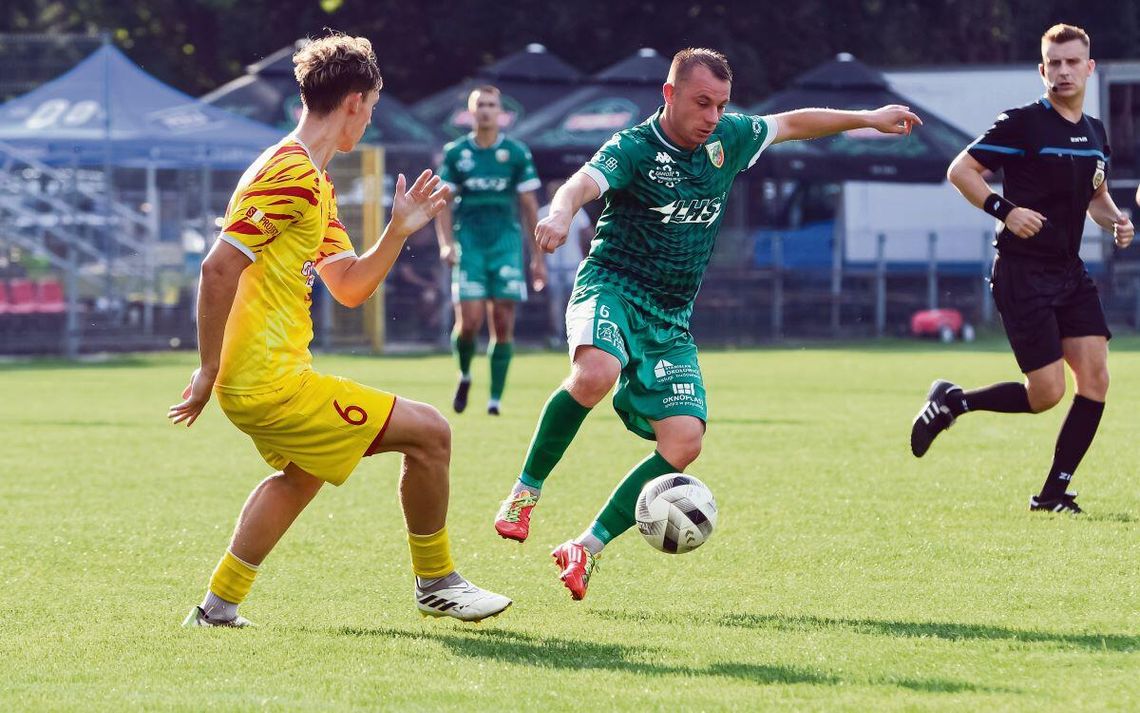 W spotkaniu Hetmana Zamość z Gryfem Gmina Zamość arbiter Piotr Sikora z Lublina dwa razy odgwizdał „jedenastkę”, a zebrani na stadionie w Szczebrzeszynie kibice ani razu nie ujrzeli piłki w siatce.