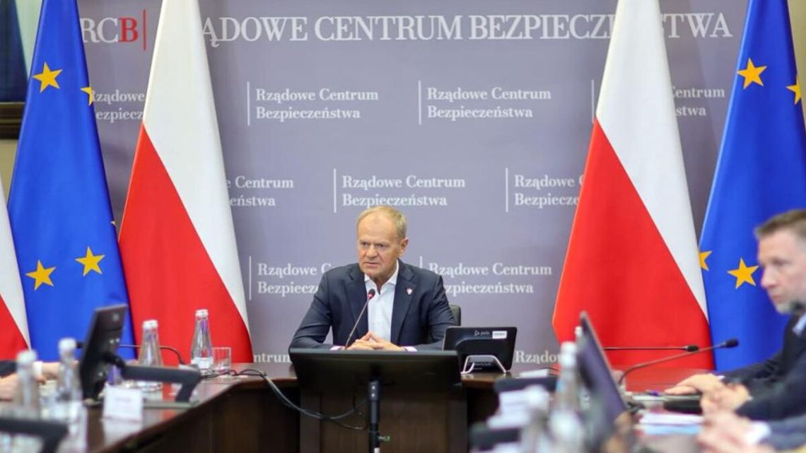 Nocna akcja służb u rodziny prezydenta. MSWiA: Sprawcy nie pozostaną bezkarni Służby wyważyły drzwi do domu matki prezydenta. W reakcji premier zwołał odprawę. To kolejna taka interwencja dotycząca zgłoszenia o podłożeniu ładunków czy zagrożeniu życia.