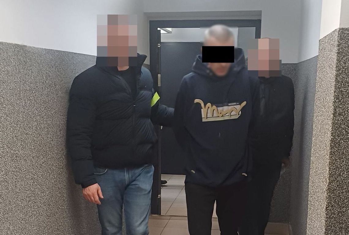 Nocna demolka przed komendą w Biłgoraju. Napastnika powtrzymał paralizator Nocna demolka przed komendą w Biłgoraju. Napastnika powtrzymał paralizator