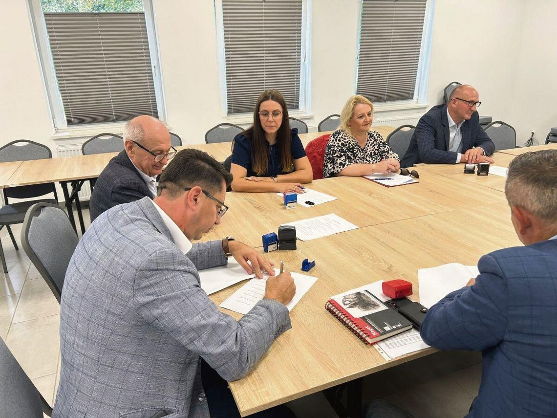 19 września podpisano porozumienie partnerskie pomiędzy przedstawicielami gmin Łaszczów, Dołhobyczów, Telatyn, Jarczów, Rachanie, Ulhówek i Tyszowce oraz organizacjami pozarządowymi – Stowarzyszeniem „Czajnia” i Stowarzyszeniem „Moje Nowosiółki”.