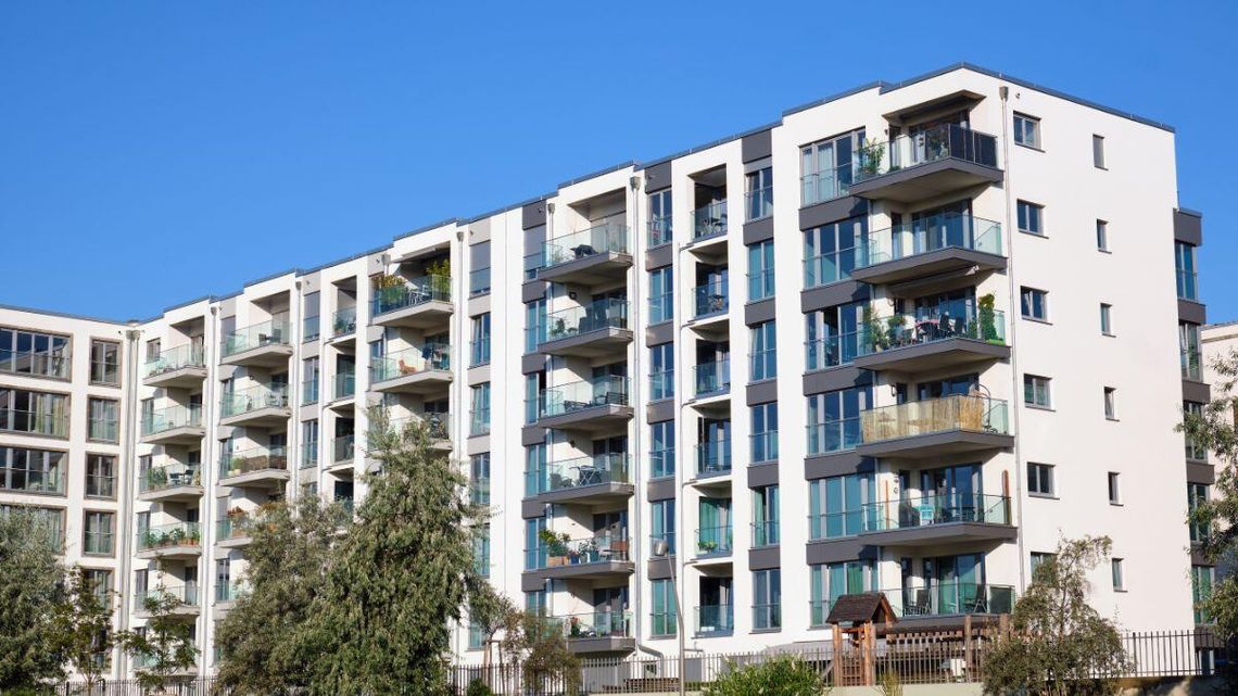 Budują mieszkania, ale nikt w nich nie mieszka. Przez to ceny na rynku nieruchomości idą w górę.