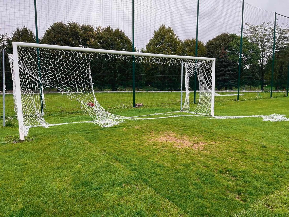 Siatki na stadionie „Andorii” w Mirczu sponsorowali kibice, po 2 tygodniach zniszczyli je wandale Władze mireckiego klubu są przekonane, że zniszczenia na stadionie w Mirczu nie były aktem przypadkowego wandalizmu pijanych młodzieńców.