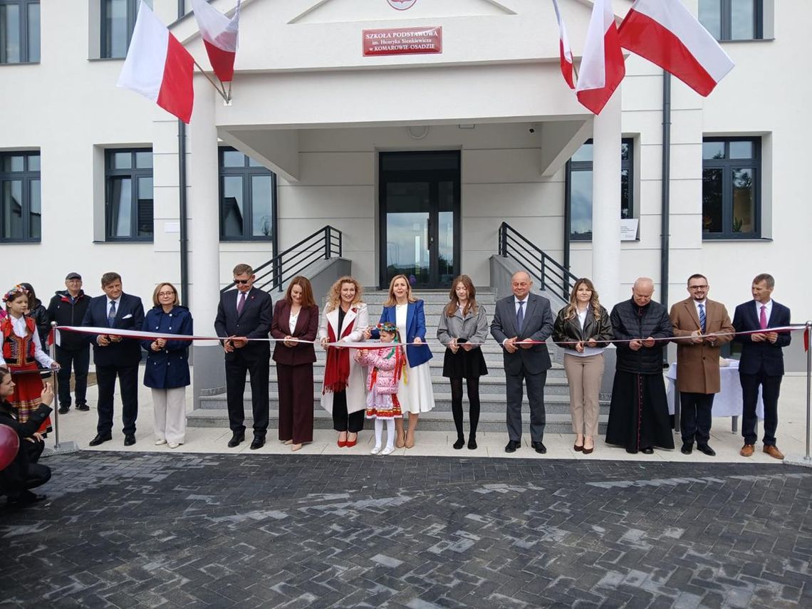 Przecięcie wstęgi podczas otwarcia szkoły w Komarowie-Osadzie.