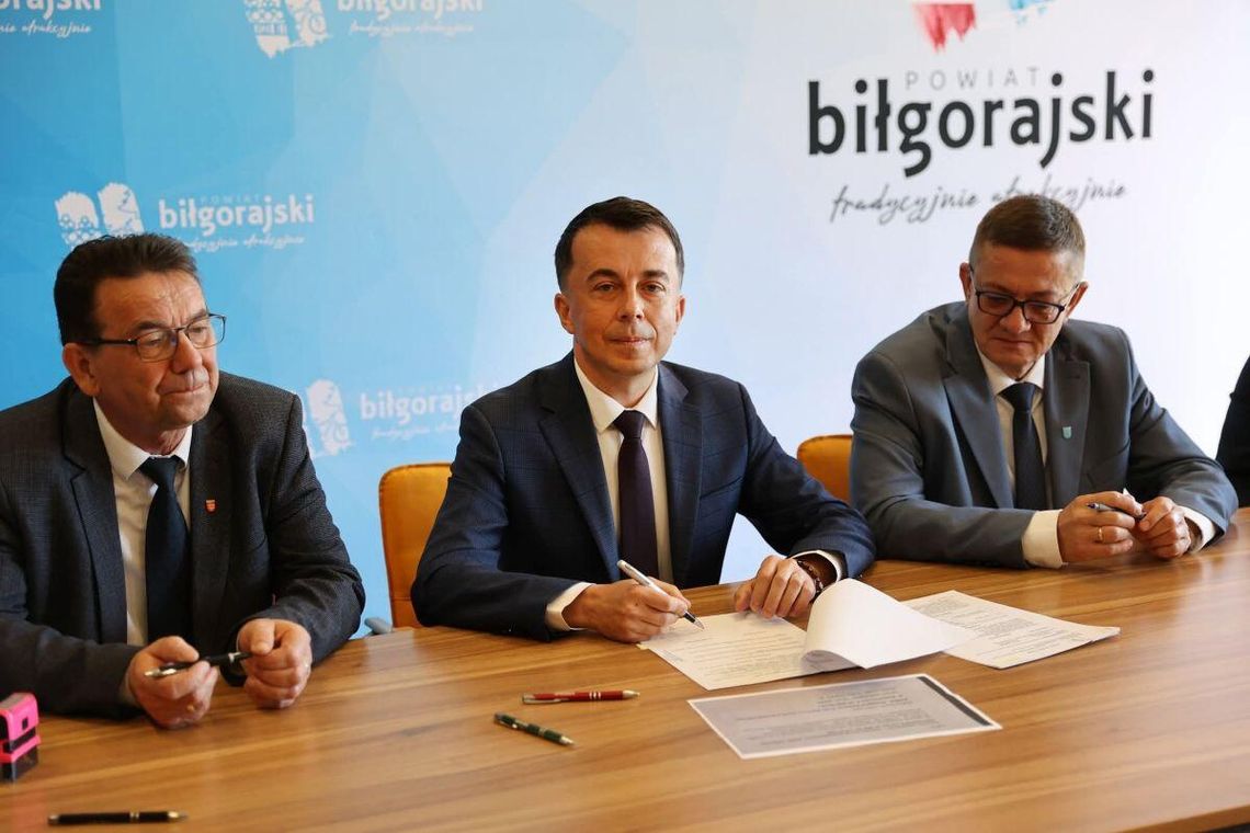 Starosta biłgorajski Andrzej Szarlip wraz z burmistrzami Józefem Rudym (Frampol) oraz Antonim Łukasikiem (Goraj) podpisali umowę, która zmienia papier w realne działanie.
