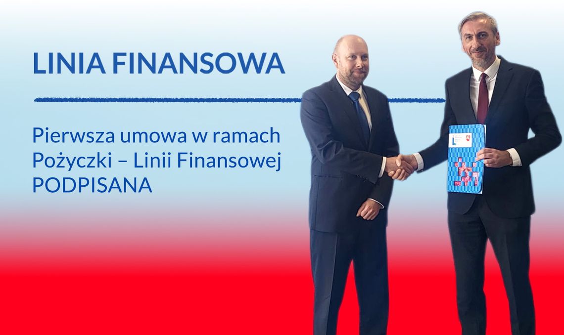 Grafika przedstawia dwóch mężczyzn w garniturach podających sobie dłonie na tle biało-czerwono-niebieskiego gradientu. Po lewej stronie widnieje napis: „LINIA FINANSOWA. Pierwsza umowa w ramach Pożyczki – Linii Finansowej PODPISANA”. Jeden z mężczyzn trzyma niebieską teczkę z dokumentami.
