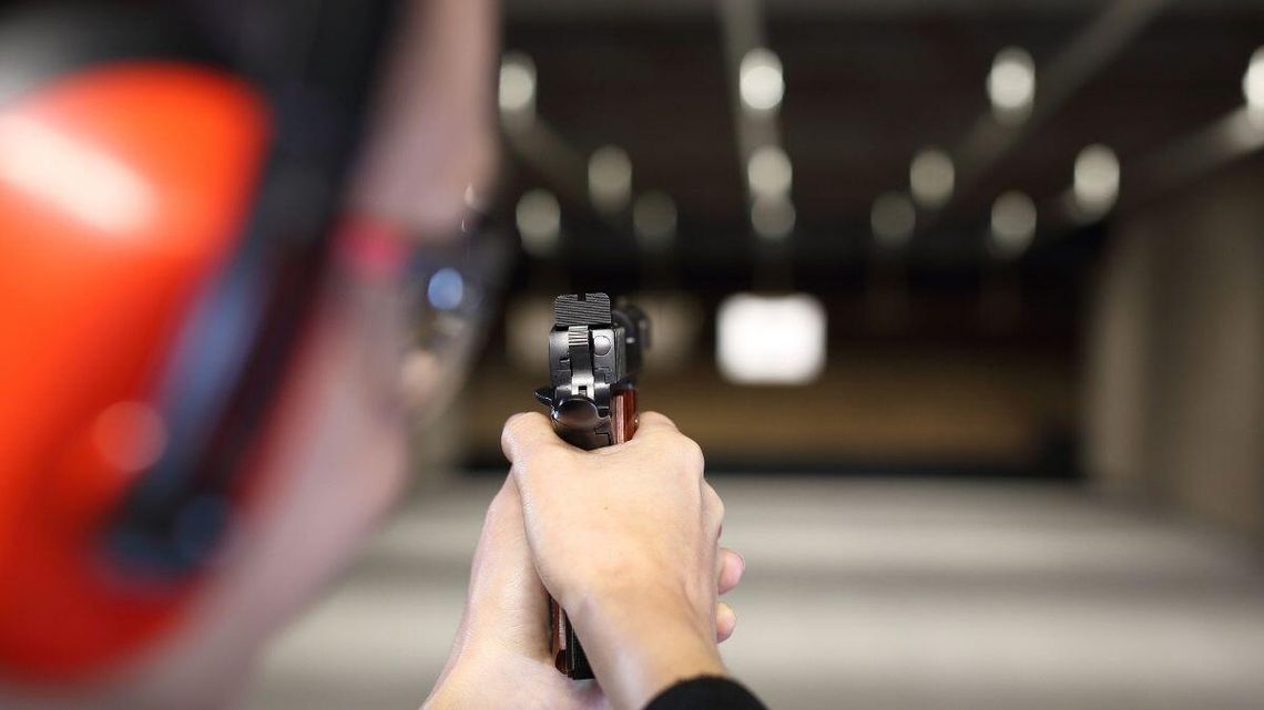 Nowy pomysł na posiadanie broni. Jasne zasady i bez egzaminu policji Miłośnicy strzelectwa domagają się nowych przepisów dotyczących posiadania broni.