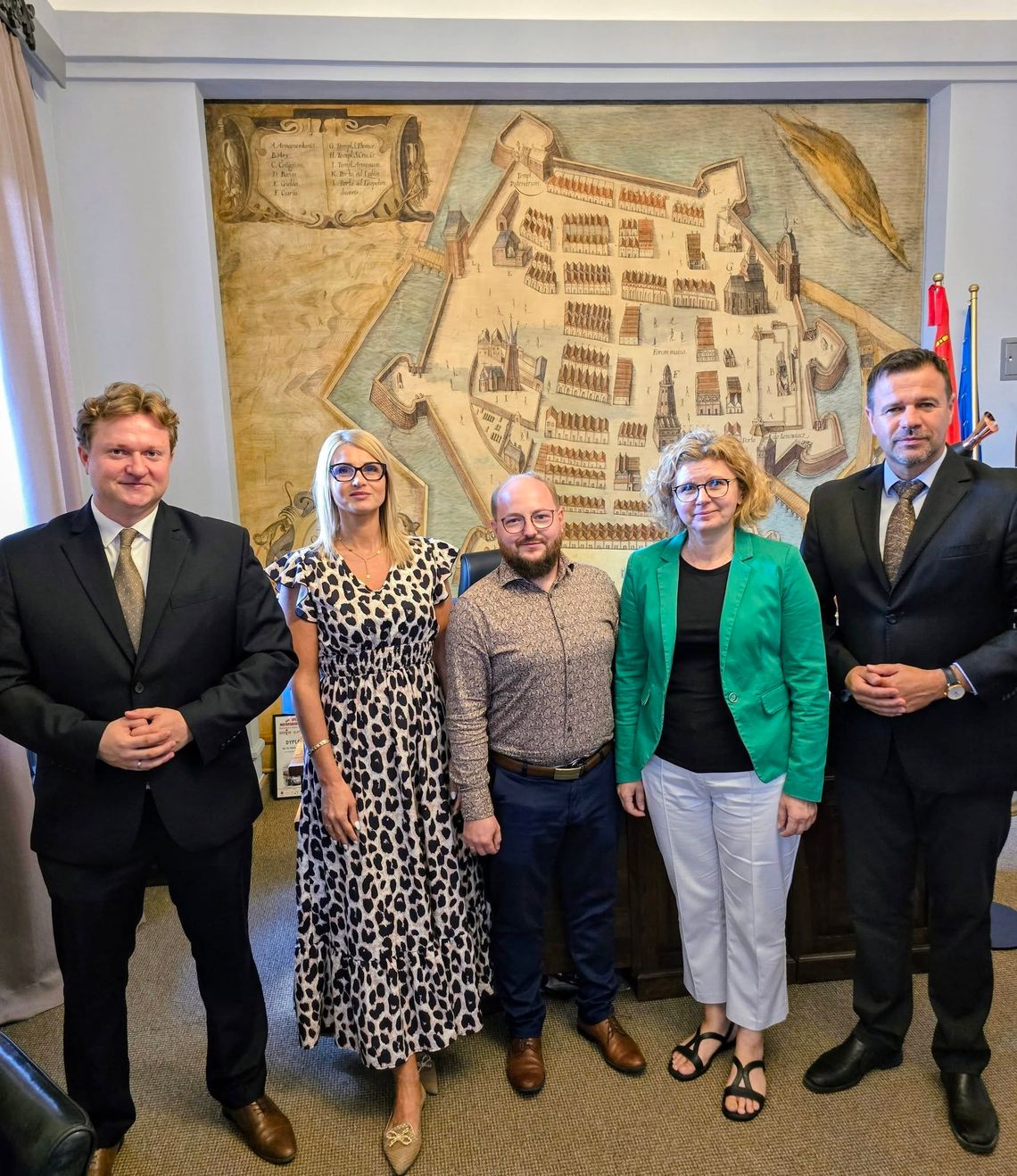Nowy prawnik. Wygrał konkurs w Urzędzie Miasta Zamość Damian Janowski (na zdjęciu w środku) wygrał konkurs na stanowisko prawnika odpowiedzialnego za obsługę zamówień publicznych w Urzędzie Miasta Zamość.