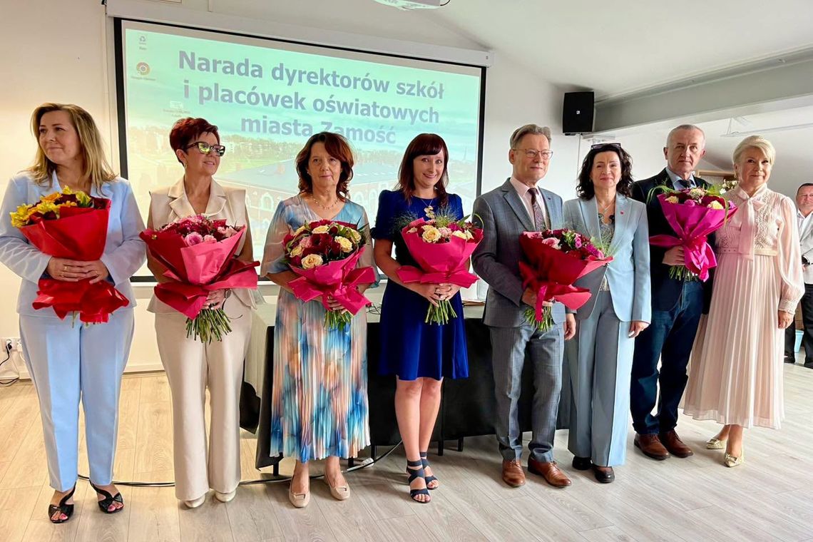 Zamość: Narada dyrektorów przed nowym rokiem szkolnym i zmiany kadrowe Dyrektorzy miejskich placówek oświatowych spotkali się 27 sierpnia na tradycyjnej naradzie, podczas której omówiono najważniejsze zmiany i kwestie organizacyjne związane z powrotem uczniów do zamojskich szkół i przedszkoli