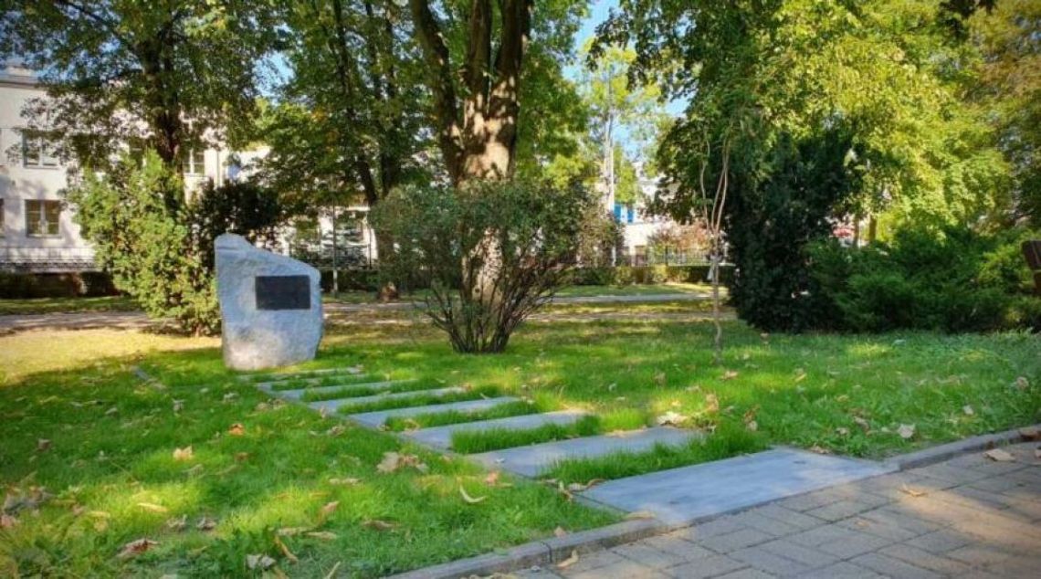 Pamiątkowy obelisk z tablicą poświęcona pamięci Żydów z Hrubieszowa