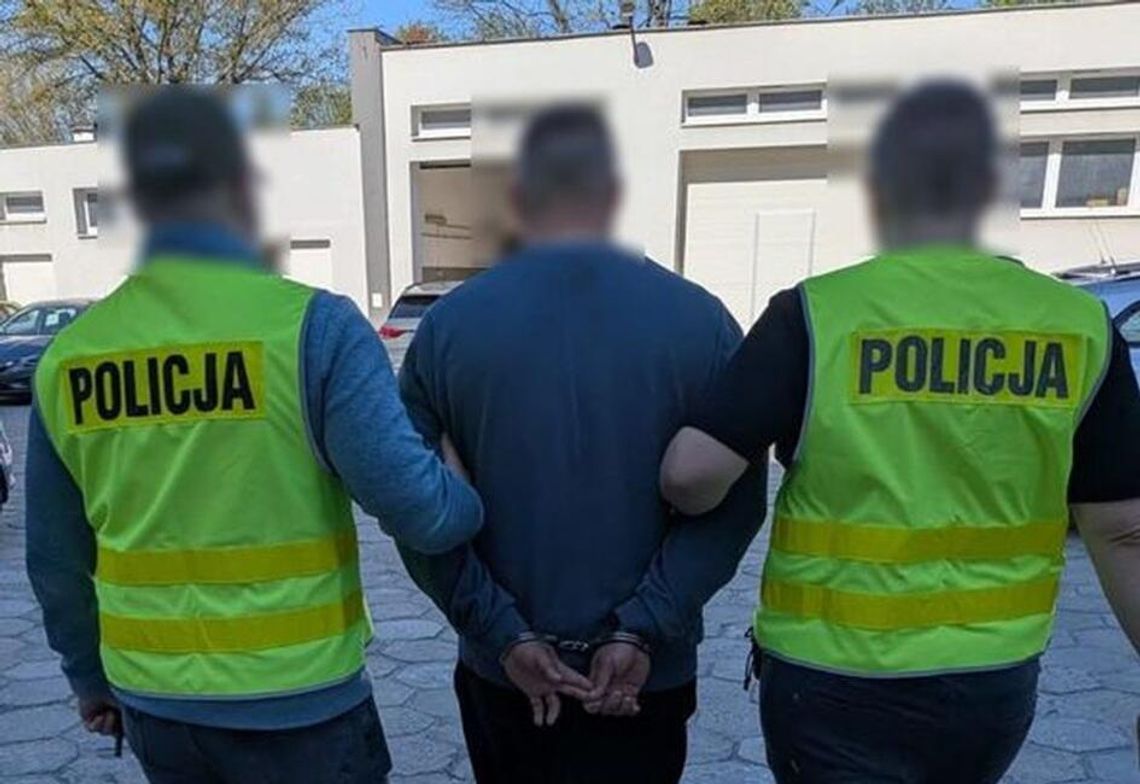 Przez kilka lat skutecznie wymykał się organom ścigania, zmieniając miejsca pobytu. Wyraźnie zaskoczony 33-latek został zatrzymany w powiecie zamojskim podczas wspólnej akcji chełmskich kryminalnych oraz „łowców głów” z Lublina.