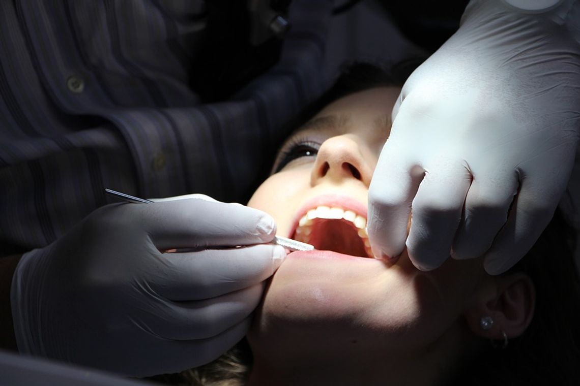 Obopólne korzyści w gabinecie stomatologicznym. Rękawice nitrylowe chronią zarówno lekarza, jak i pacjenta