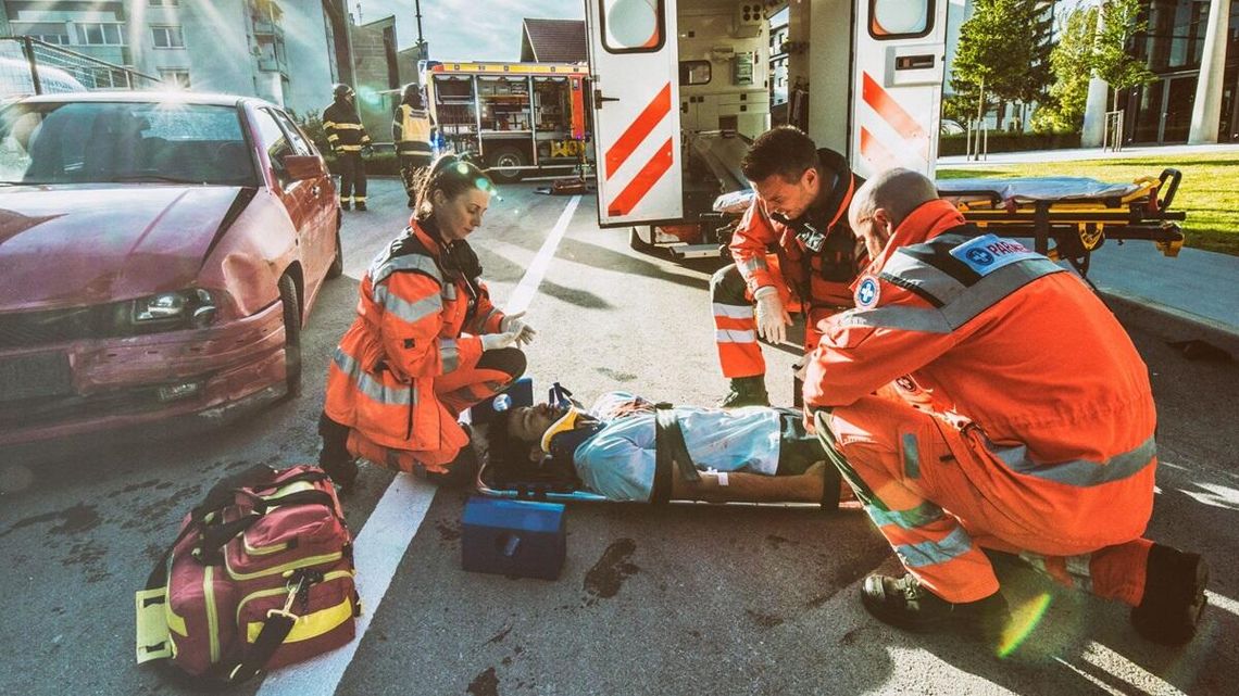 Obowiązkowe kamizelki nożoodporne od 1 lipca? Związek ratowników mówi: Nie! Ratownicy medyczni boją się o własne życie podczas pracy, bo niekiedy pacjenci są wobec nich bardzo agresywni. Dlatego personel miałby zostać wyposażony w kamizelki nożoodporne. Niestety to tylko pozorne rozwiązanie problemu.