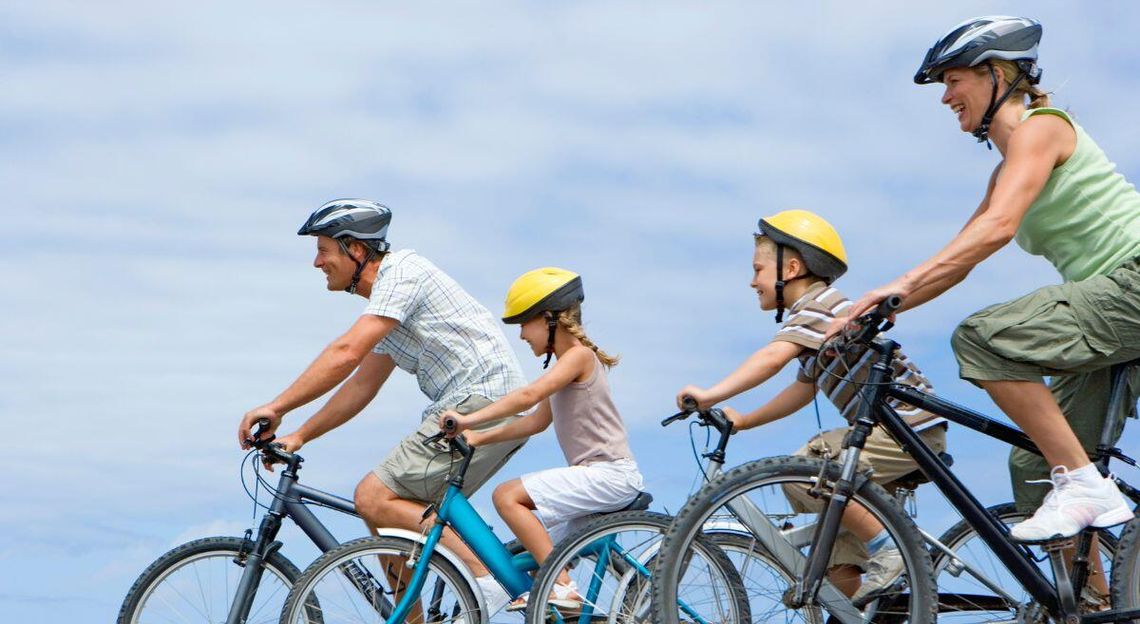 Obowiązkowe kaski dla młodszych rowerzystów to dodatkowe wydatki dla rodzin – twierdzą przeciwnicy tego pomysłu.