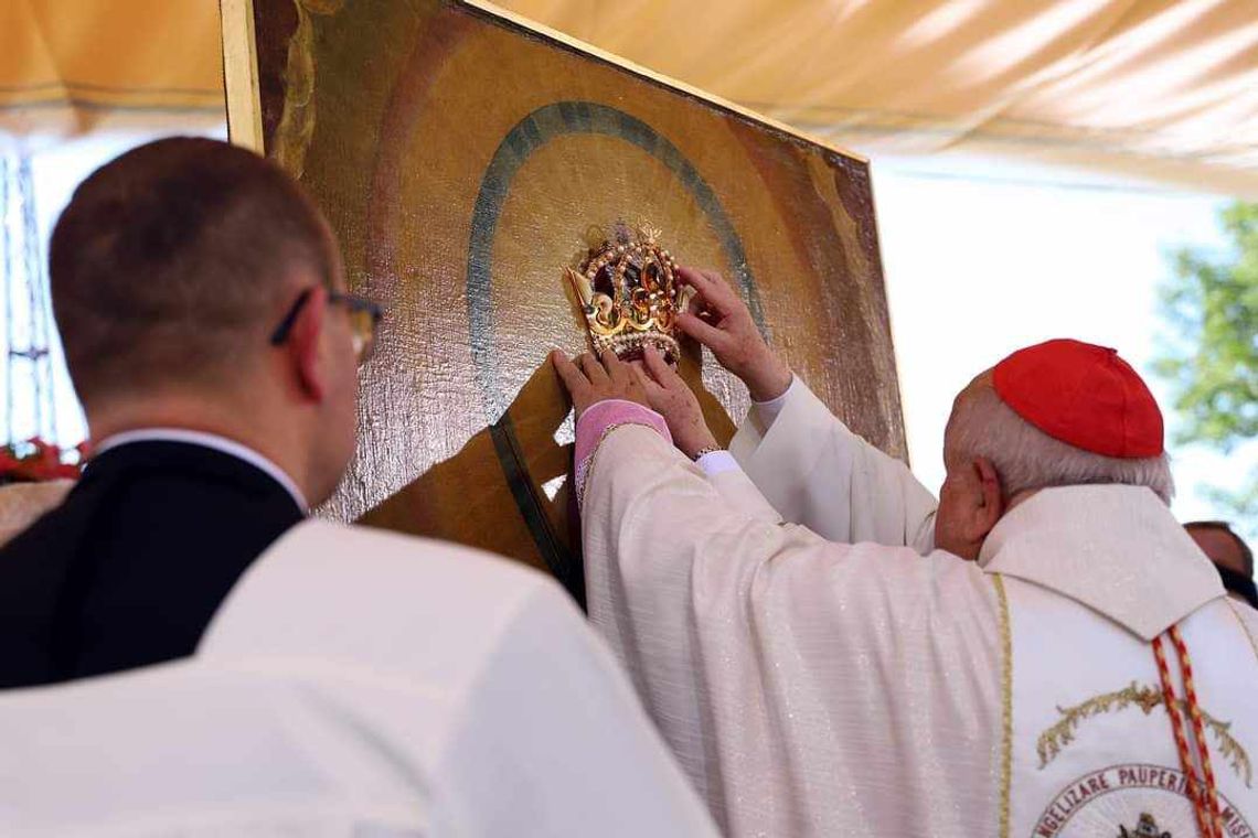 Uroczystości 300-lecia koronacji obrazu Matki Bożej Kodeńskiej. Wysłannik papieża Franiciszka nałożył na obraz nowe korony.