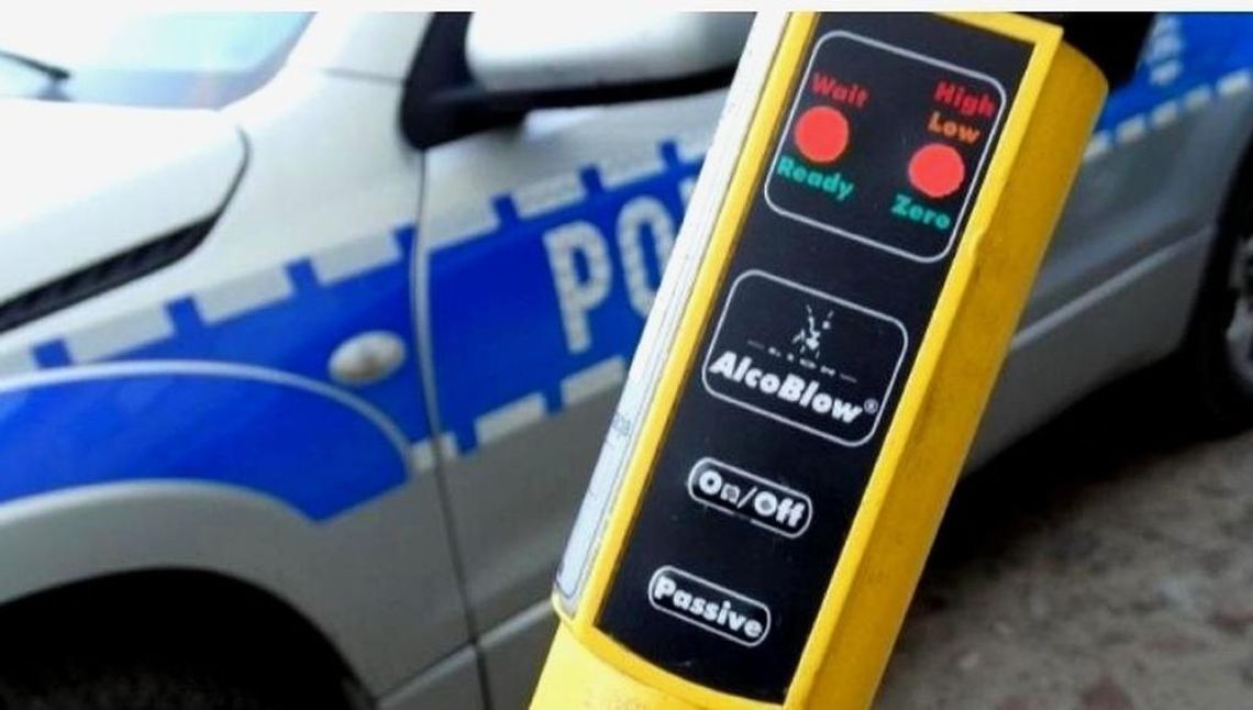 Obrowiec: 13-latek za kierownicą, pijany ojczym pasażerem Kierowca volkswagena był trzeźwy, jednak ma zaledwie 13 lat. Natomiast pasażer siedzący obok kierowcy – jego ojczym – jechał z nastolatkiem pijany jak bela.