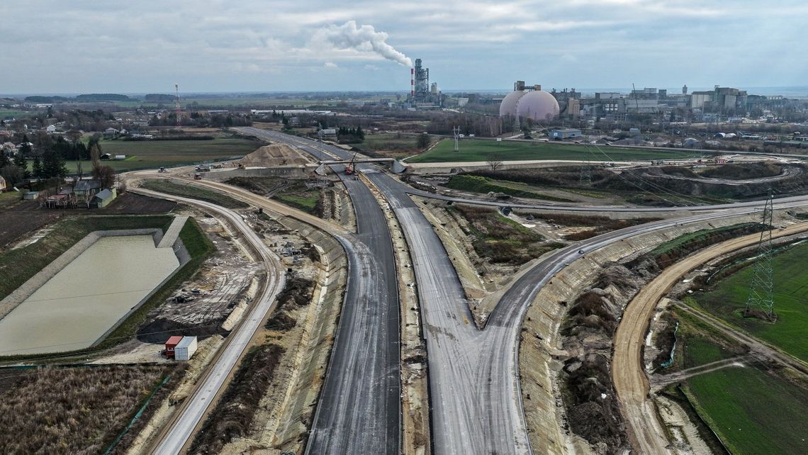 Prace przy budowie obwodnicy Chełma idą naprzód, a inwestycja osiągnęła już 60 proc. zaawansowania. Choć przed wykonawcą okres zimowy, kolejne etapy robót trwają.