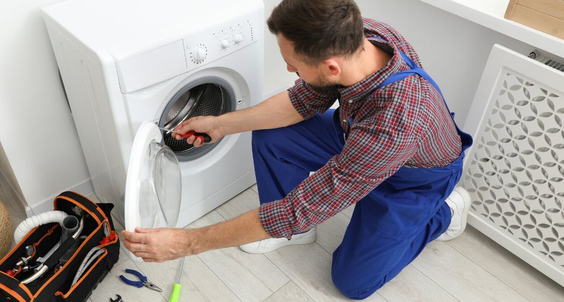 Od jutra wielka zmiana: wyrzucanie tego sprzętu przestanie się opłacać Koniec z elektroniką, której bardziej opłaca się pozbyć niż naprawiać. Od 31 lipca producenci, sprzedawcy i serwisy muszą ułatwiać wydłużanie życia sprzętu.