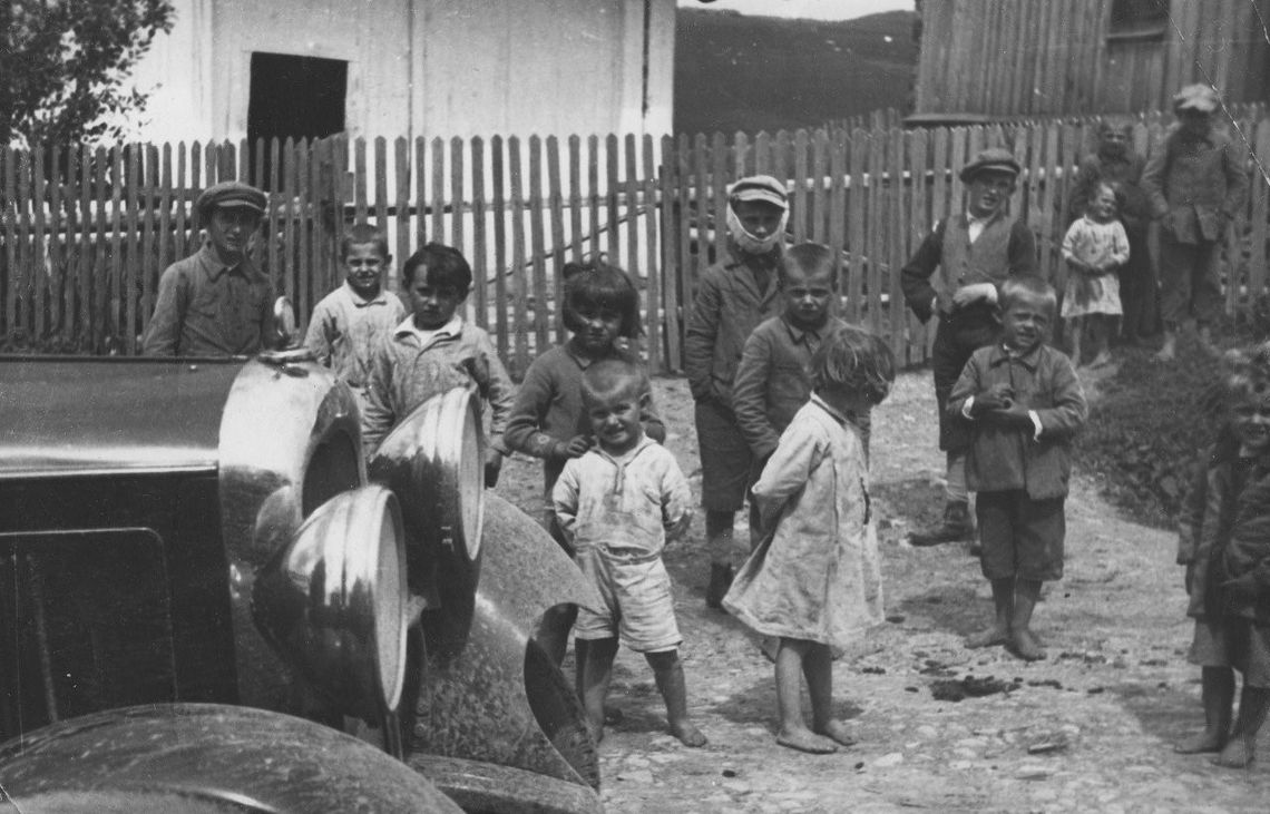 Na przełomie XIX i XX wieku dzieci były częścią siły roboczej na wsi. Już kilkulatki pasły gęsi i krowy, starsze dzieci pomagały przy żniwach, nosiły wodę, karmiły zwierzęta.