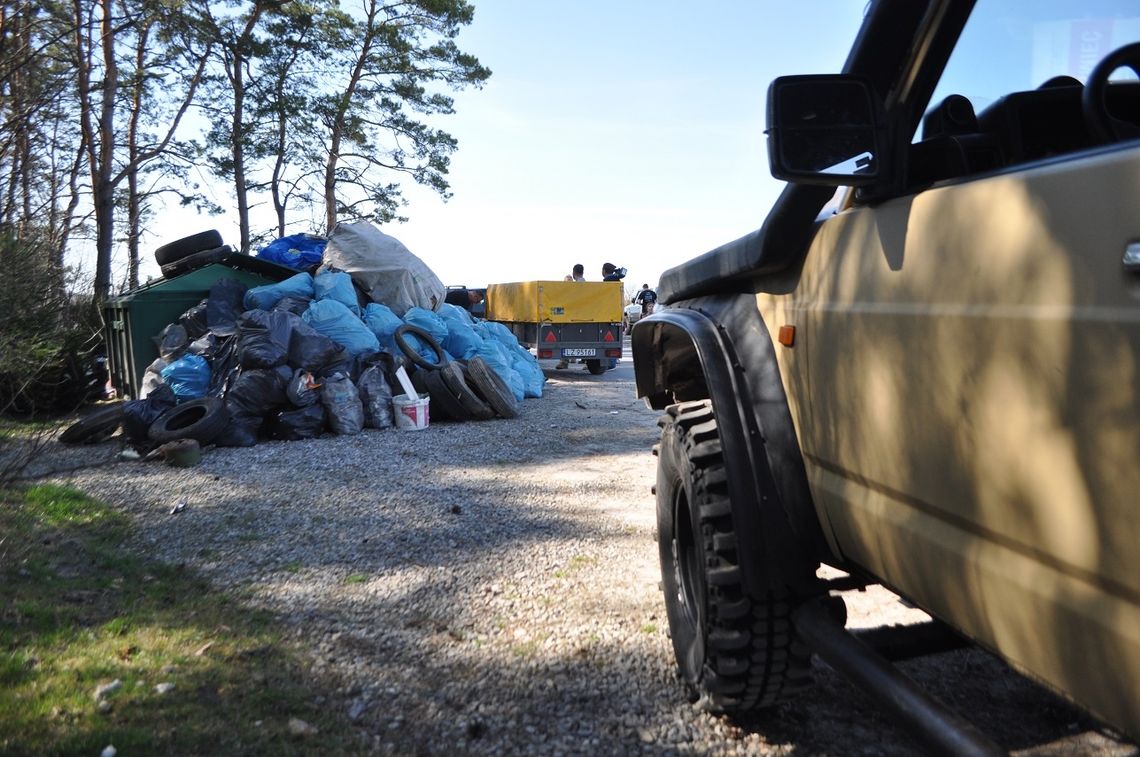 Offroadowcy wzięli się za porządki. Wywieźli z lasów góry śmieci (ZDJĘCIA)