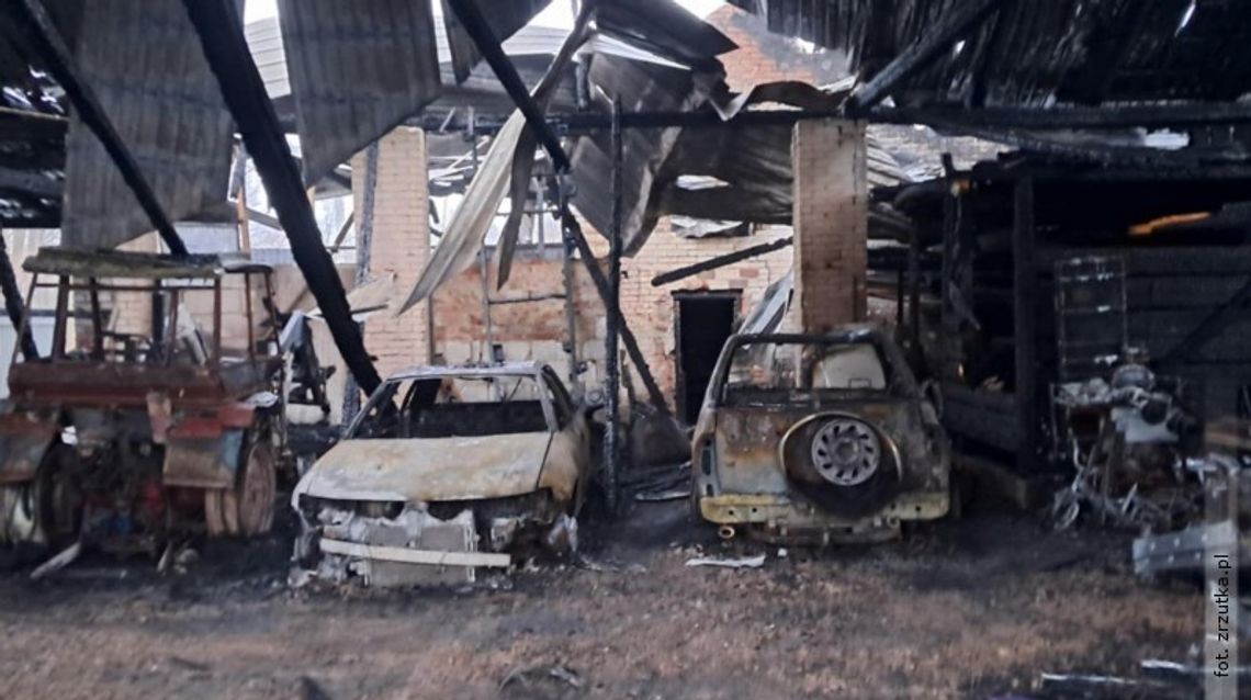 Ogień strawił dorobek życia. Ruszyła zbiórka dla poszkodowanego z Radzięcina Z rozwijającego się gospodarstwa i warsztatu zostały jedynie spalone ściany, pogorzelisko oraz zwęglone wraki pojazdów. Właściciel z dnia na dzień został bez narzędzi do zarobkowania i środków do życia.