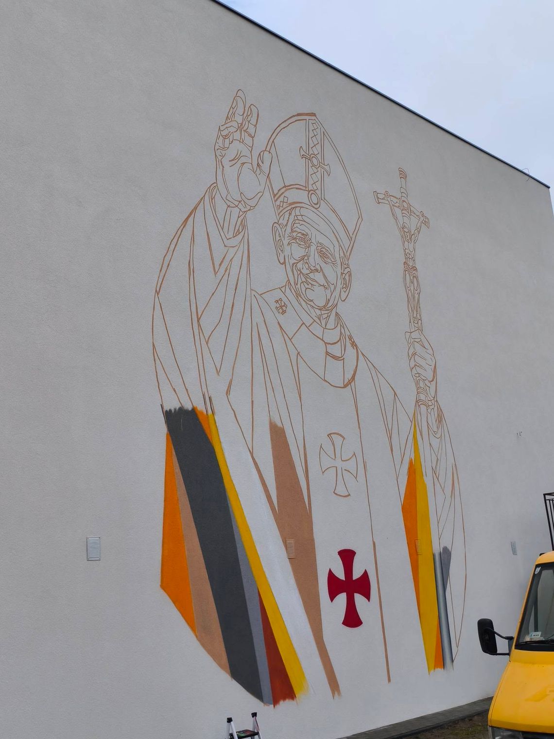 Mural z postacią papieża św. Jana Pawła II zajmuje znaczną część ściany budynku szkoły w Bełżcu i będzie widoczny z daleka. Prace nad nim nie zostały jeszcze zakończone.