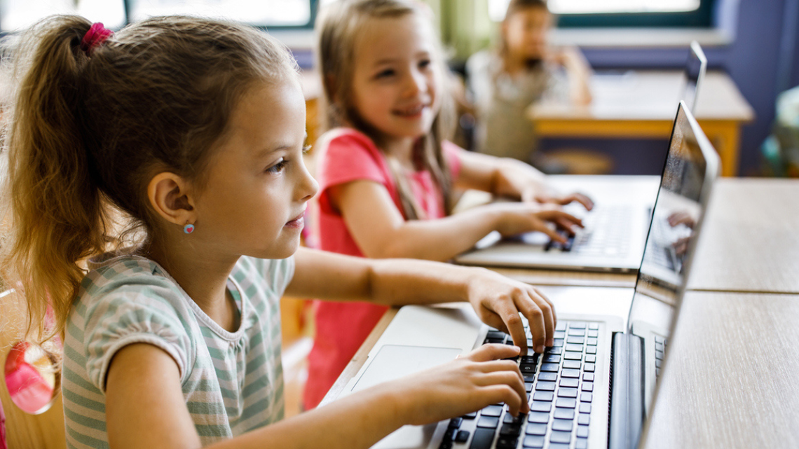 Najnowocześniejsze laptopy, urządzenia przeglądarkowe, tablety. To wszystko trafi do szkół.