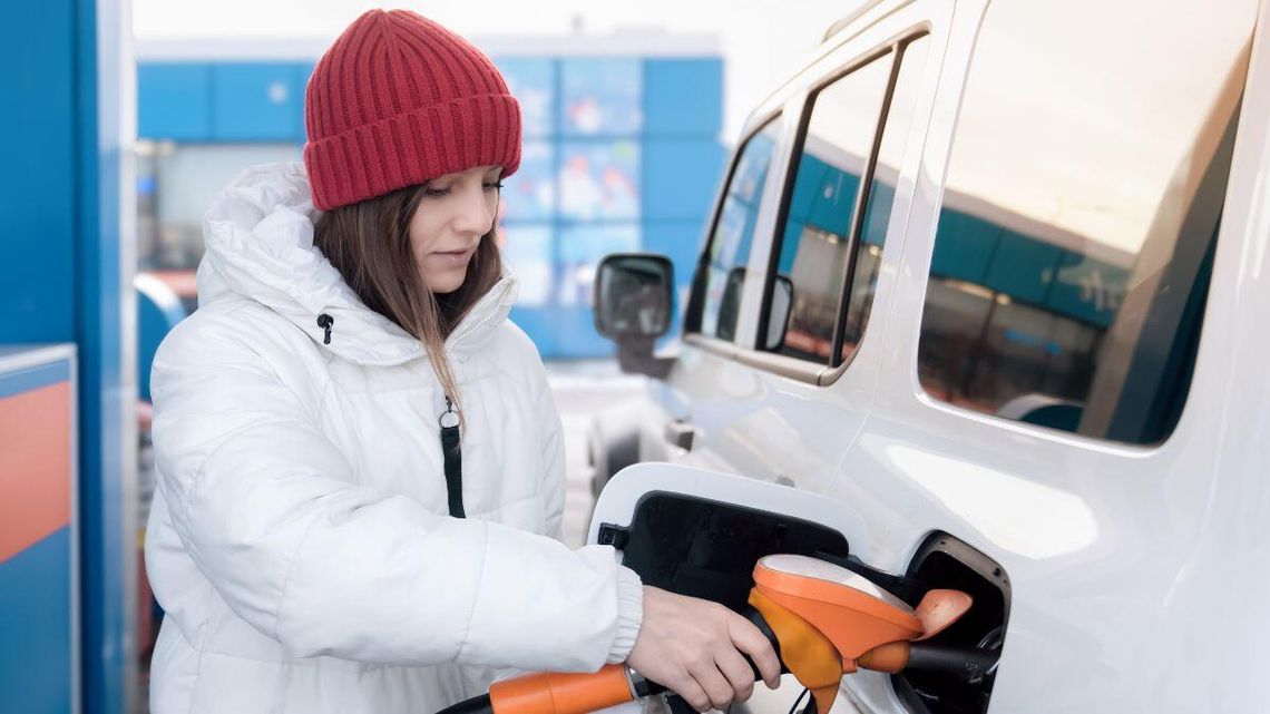 Opłata paliwowa w górę. Ile wzrosną ceny na stacjach? Minister infrastruktury ogłosił, że w 2026 roku stawki opłaty paliwowej wzrosną o 4 proc.