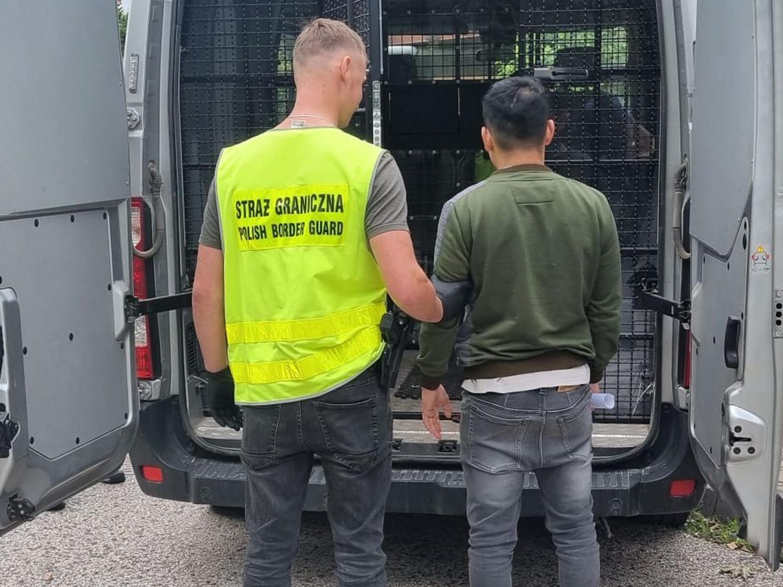 Organizowali nielegalne przekraczanie granicy Zatrzymano kolejne osoby podejrzane o udział w procederze organizowania nielegalnego przekraczania polsko-białoruskiej granicy.