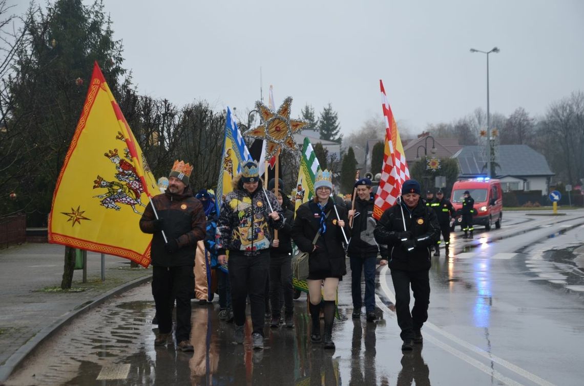 Na czele orszaku harcerze oraz reprezentanci mieszkańców nieśli gwiazdę oraz sztandary orszakowe.