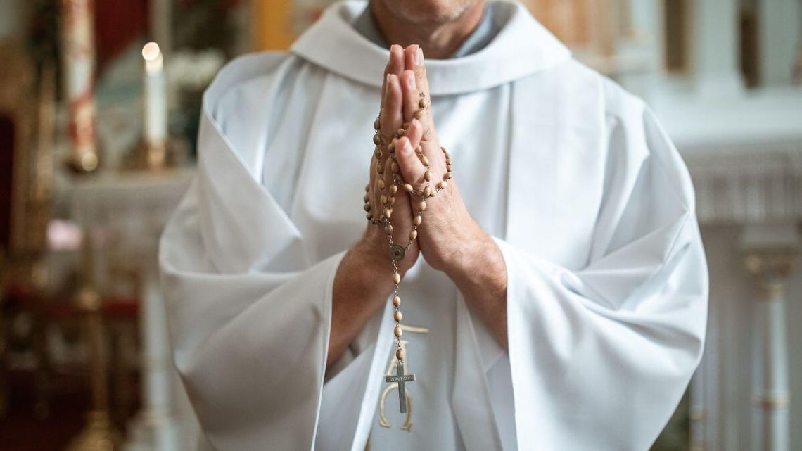 Mężczyzna zaatakował księdza na ulicy.