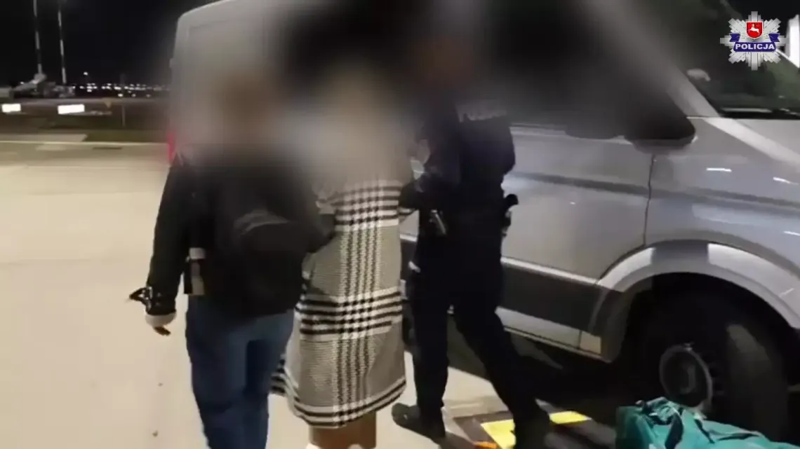 61-letnia kobieta z powiatu krasnostawskiego, skazana za liczne oszustwa finansowe, została zatrzymana we Włoszech dzięki współpracy krasnostawskich policjantów, lubelskich „łowców głów” i międzynarodowych służb policyjnych. Do odsiadki ma ponad pięć i pół roku więzienia.