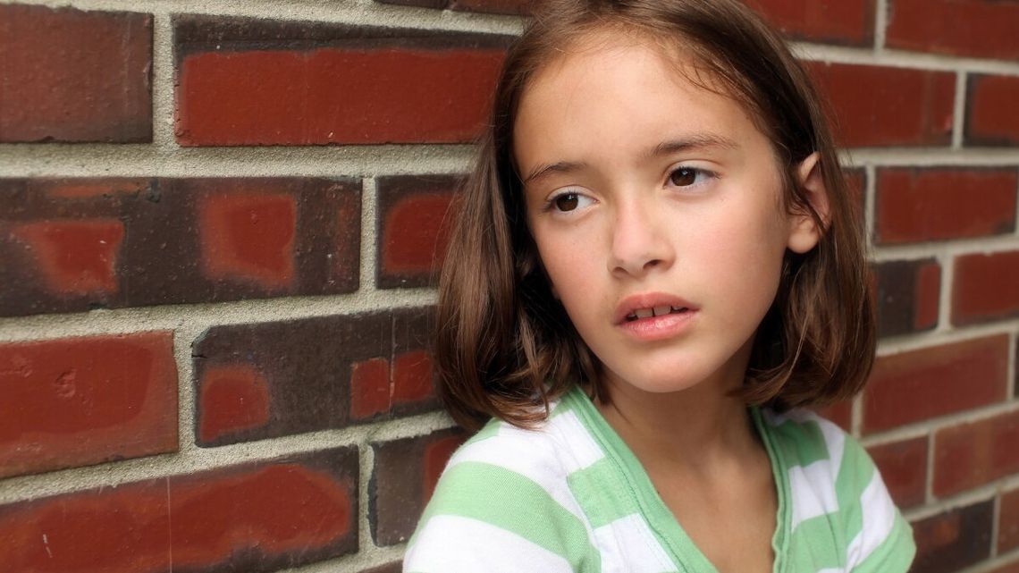 Miejski Ośrodek Pomocy Społecznej w Łodzi co miesiąc żąda od dziewczynki 2 tys. zł. To opłata za pobyt w DPS dziadka kilkulatki, którego nigdy nie poznała.