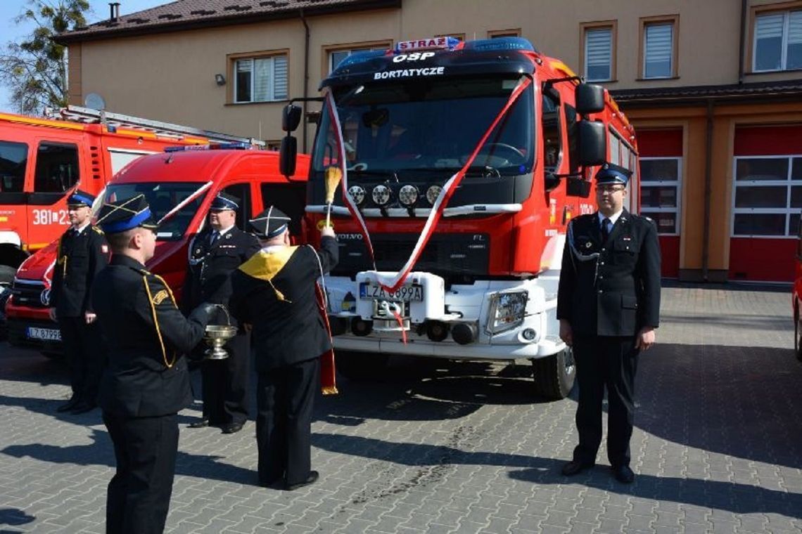 Uroczyste poświęcenie i przekazanie do służby samochodów pożarniczych odbyło się 20 marca w Zamościu.