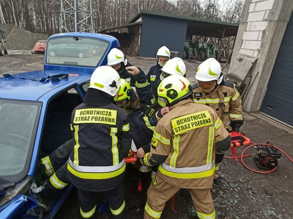 Ćwiczenia z działań ratowniczo-gaśniczych z wykorzystaniem posiadanego sprzętu hydraulicznego dla strażaków z Ochotniczej Straży Pożarnej w Wieprzowie.