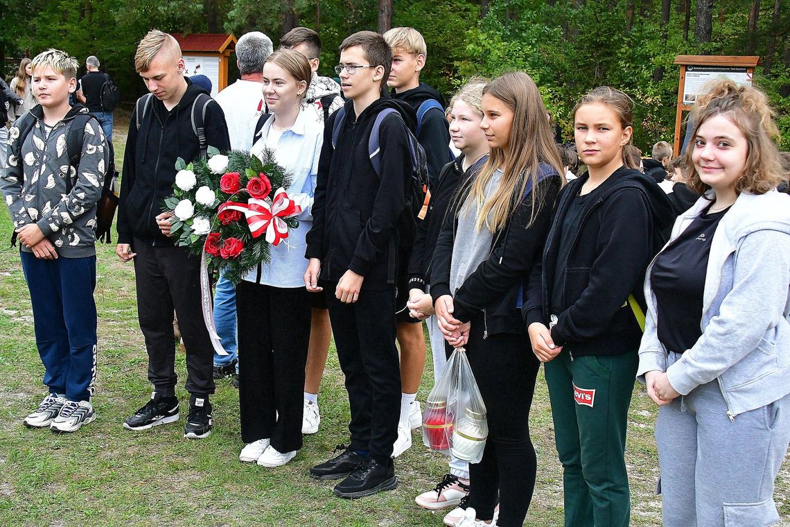 Uczestnicy wydarzenia złożyli kwiaty przy grobach Żołnierzy Polskiego Państwa Podziemnego w Osuchach.