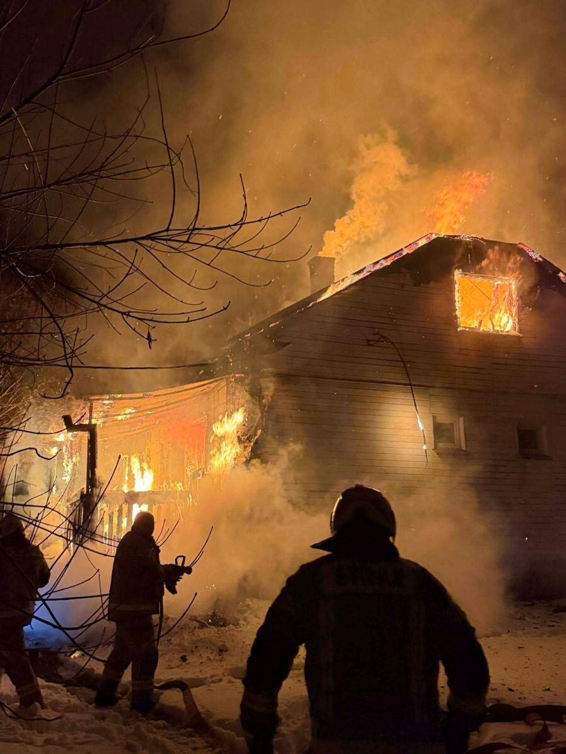Dom 64-latka z Oszczowa (Gmina Dołhobyczów) spłonął doszczętnie. Poszkodowany w pożarze mężczyzna został przewieziony do szpitala.