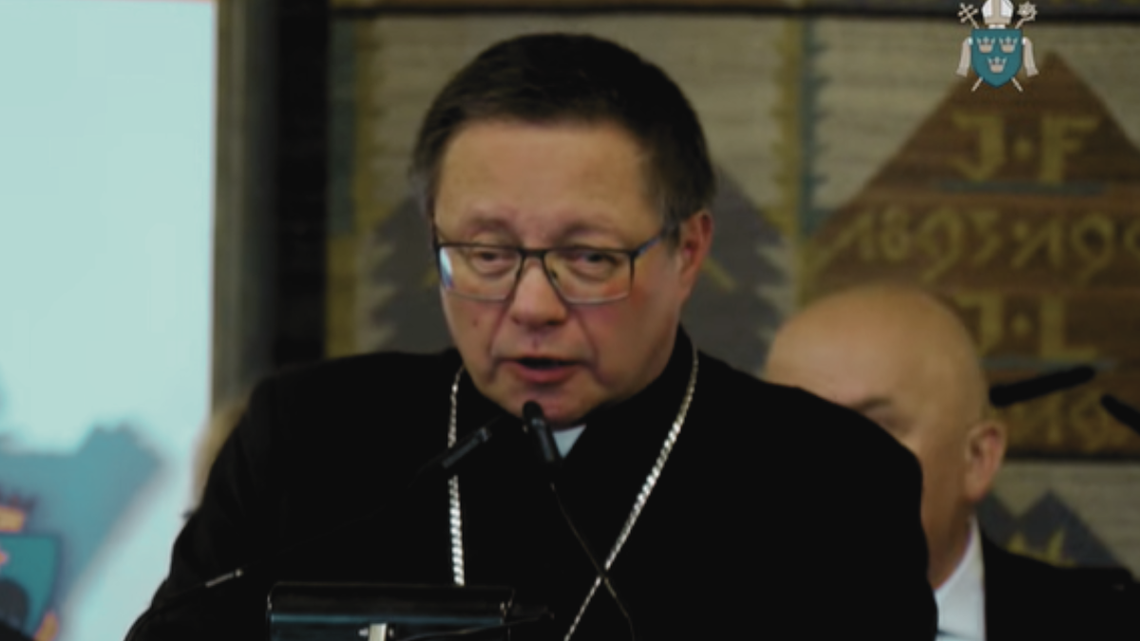 Kardynał Grzegorz Ryś ofiarą oszustów, którzy wykorzystali jego wizerunek do promowania swoich produktów. Archidiecezja krakowska dementuje.