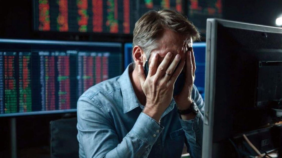 67-latek z powiatu zamojskiego uwierzył w internetową reklamę dotyczącą inwestycji w „akcje spółki Orlen” z wykorzystaniem wizerunku znanego polityka i stracił pieniądze.