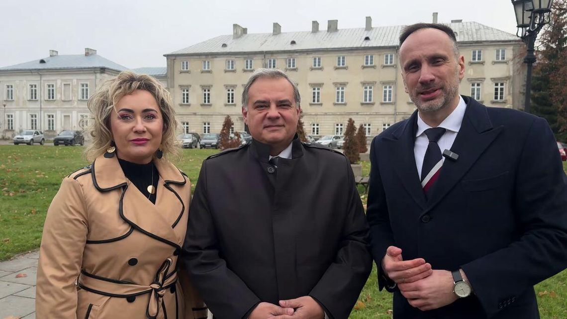 Pałac Zamoyskich w końcu ożyje? Poseł Janusz Kowalski: „To perła Zamościa, nie może stać pusta” Radna Martyna Martyniuk, poseł Janusz Kowalski i Przemysław Kozłowski przed Pałacem Zamoyskich w Zamościu, 9 listopada 2025 r.