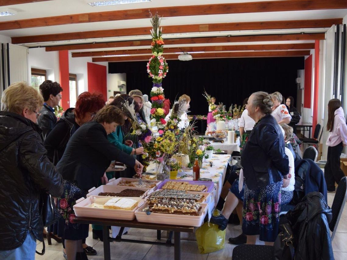Na odwiedzających targi w GOK w Mirczu czekały stoiska uginające się od wielkanocnych przysmaków, misternie plecionych palm i unikatowych stroików.