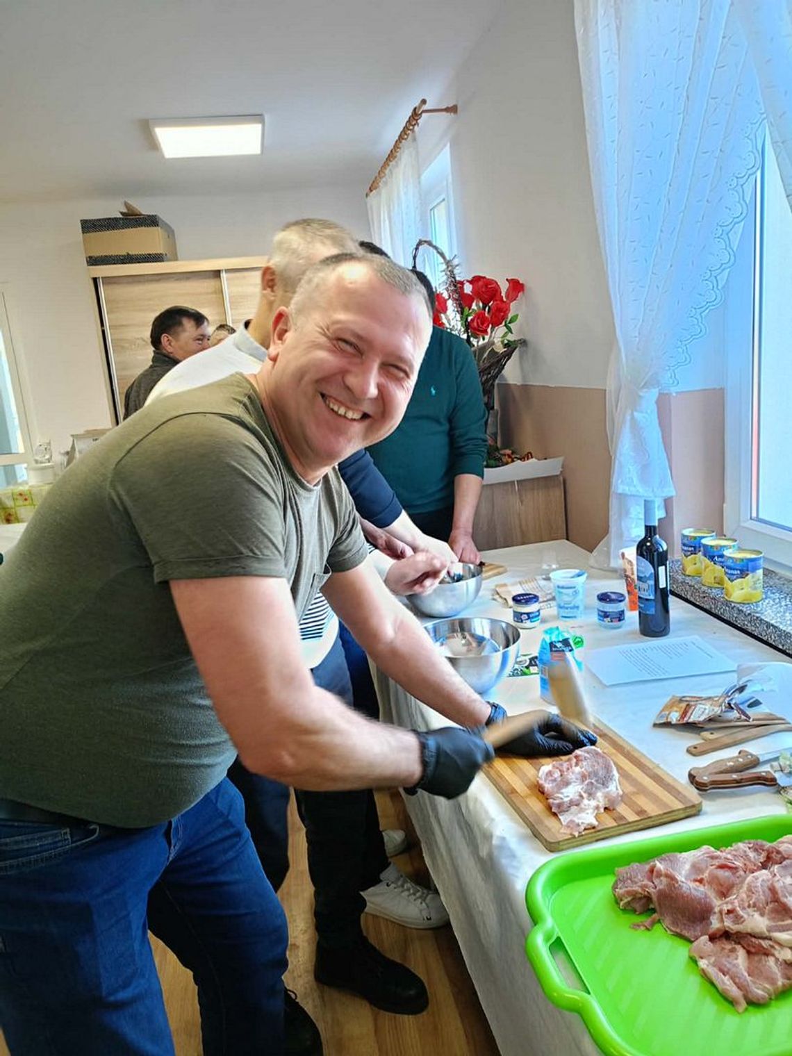 W Telatynie panowie świętowali Dzień Mężczyzn przy garnkach i patelniach.