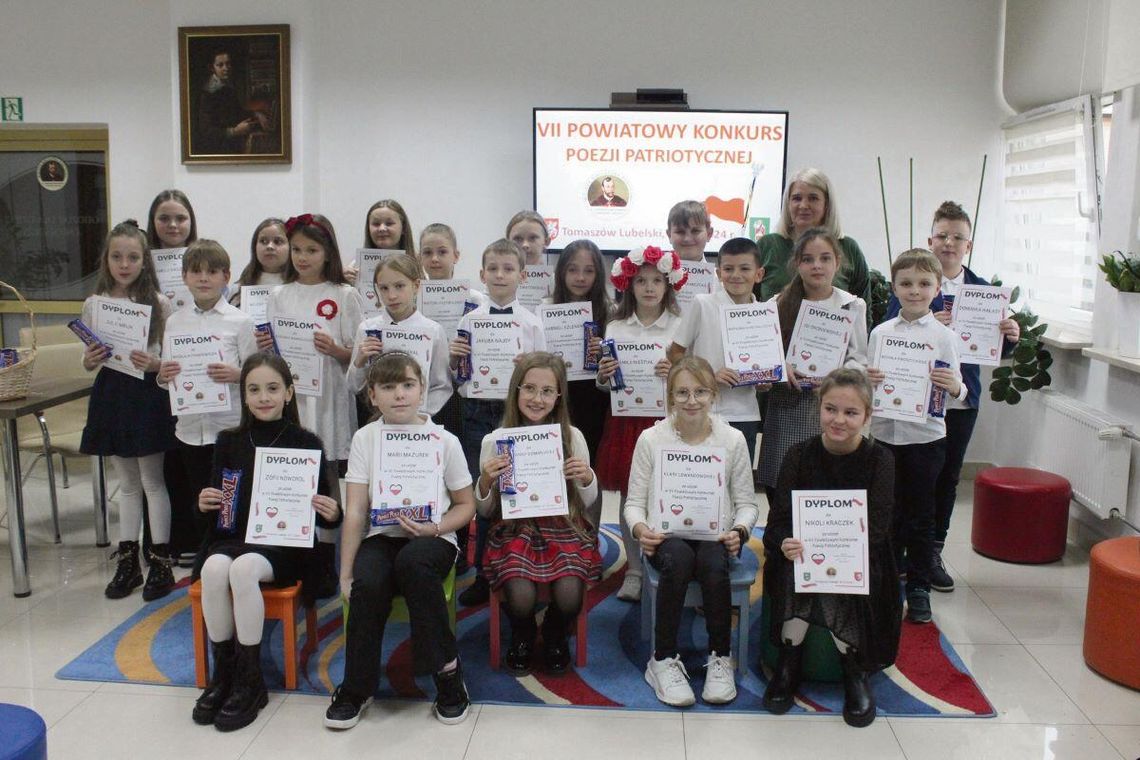 Starszaki z dyplomami zdobytymi w VII Powiatowym Konkursie Poezji Patriotycznej. Fot. MBP Tomaszów Lub.