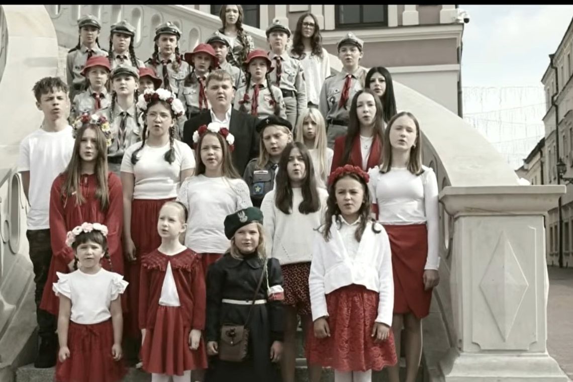 Patriotyczny teledysk „Garstka nieduża” zadebiutował w Bondyrzu. Zobacz Kadr z teledysku „Garstka nieduża”.