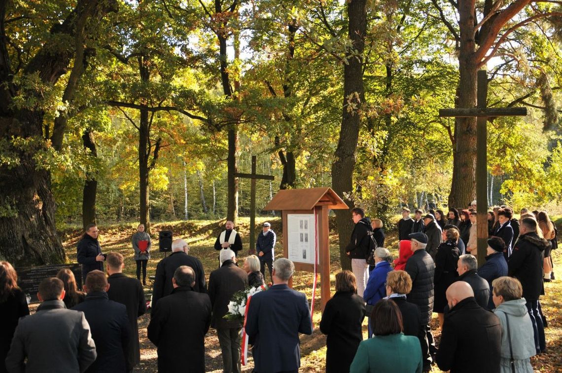 Na cmentarzu wojskowym w Pawłówce odsłonięto tablicę upamiętniającą 174 zidentyfikowanych z imienia i nazwiska żołnierzy, poległych w bitwie pod Pawłówką 26 sierpnia 1914 r.