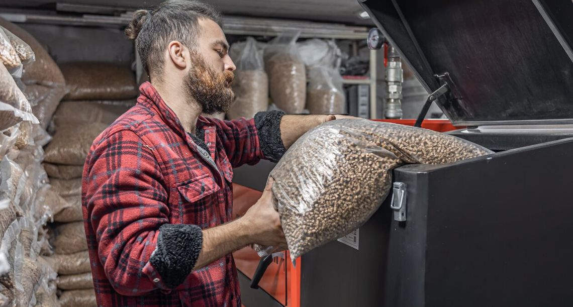 Pellet drożeje zamiast tanieć. Przed zimą może być jeszcze gorzej Pellet, który latem taniał, w tym roku drożeje. Ceny opału są nawet o 30 proc. wyższe niż przed rokiem.