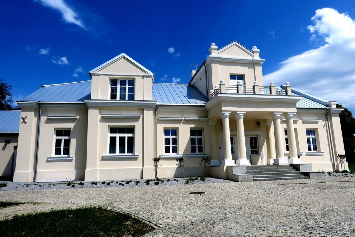 XIX-wieczny dwór w Stawie Noakowskim to perełka gminy Nielisz. Budynek został gruntownie wyremontowany i oddany do użytku mieszkańców w 2022 roku.